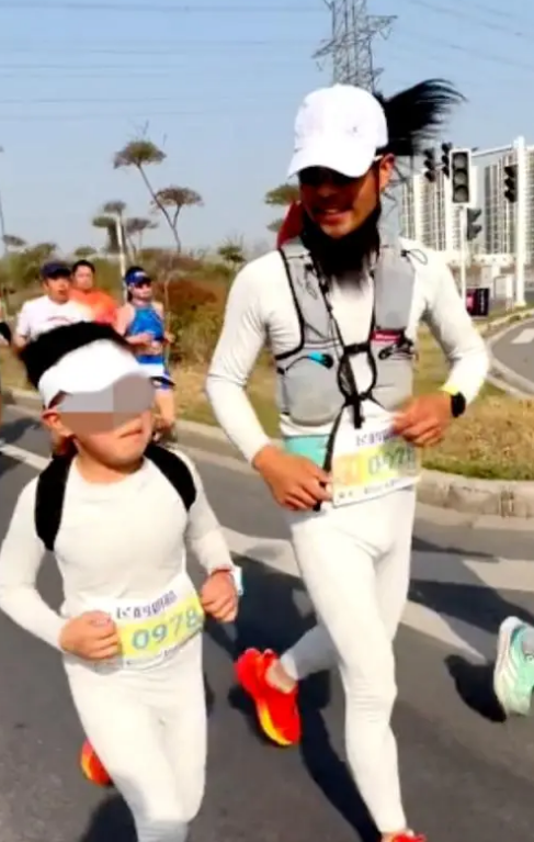 爸爸带9岁儿子跑完马拉松被禁赛2年 引发热议