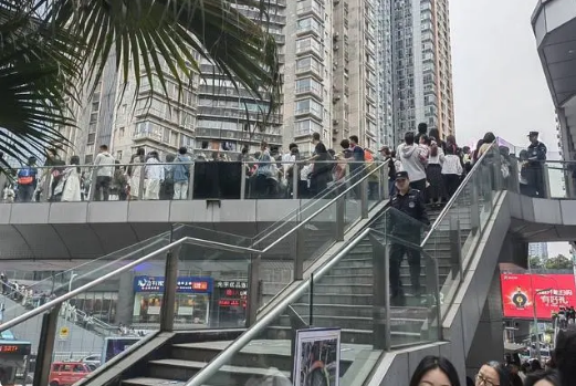 人行天桥也限流！重庆又多了一处网红打卡点