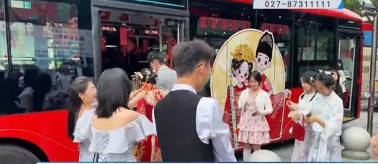 下一站幸福！武汉“95”后新人用公交当婚车