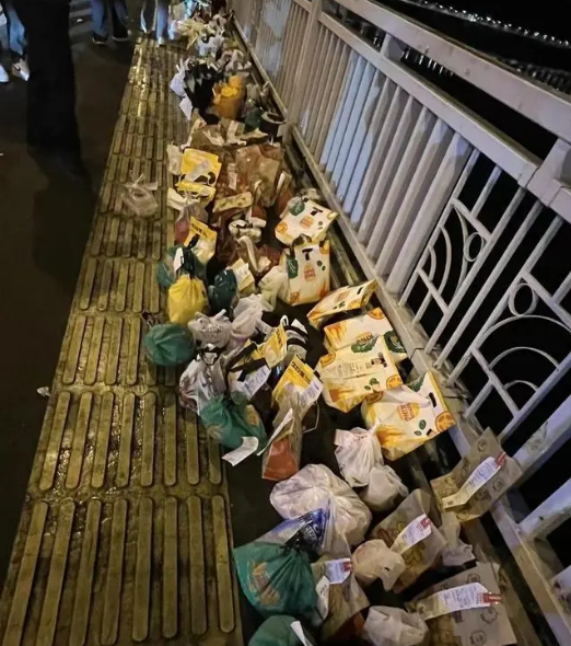 重庆长江大桥祭奠“胖猫”外卖鲜花成堆，网友建议送给环卫，城管局：正考虑如何处理