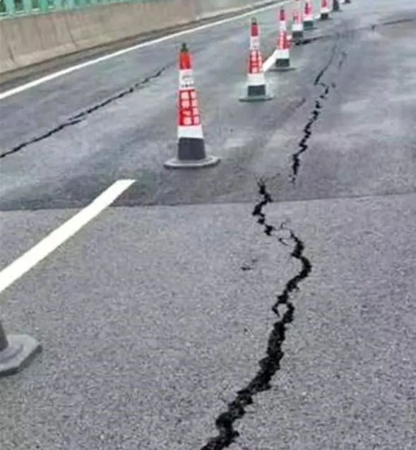 湖南安慈高速路面出现裂缝 交警回应
